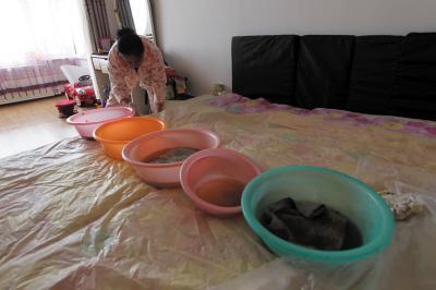 高坪楼上漏水，住户失联，小区没物管，业主维权难！律师来支招……